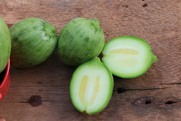 Baby-Melone auf Holz Jahrgang — Stockfoto