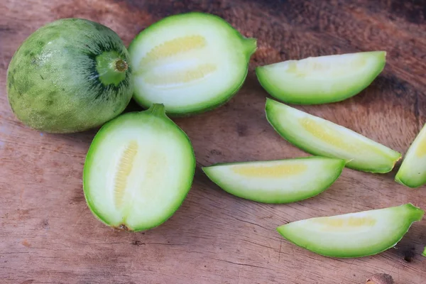 Baby-Melone auf Holz Jahrgang — Stockfoto