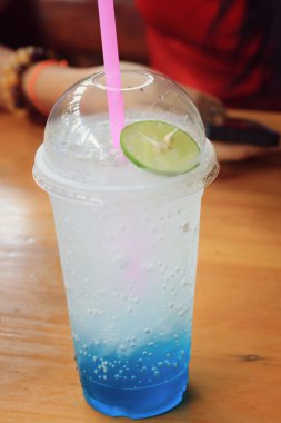 mavi su soda limon ile karıştırın