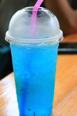 mavi su soda limon ile karıştırın