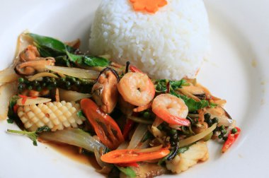 pirinç baharatlı karides deniz ürünleri fesleğen kızarmış