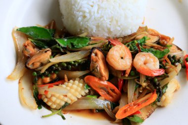 pirinç baharatlı karides deniz ürünleri fesleğen kızarmış