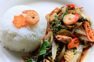 pirinç baharatlı karides deniz ürünleri fesleğen kızarmış