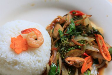 pirinç baharatlı karides deniz ürünleri fesleğen kızarmış