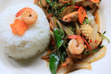 pirinç baharatlı karides deniz ürünleri fesleğen kızarmış