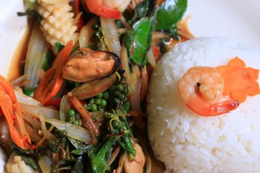 pirinç baharatlı karides deniz ürünleri fesleğen kızarmış