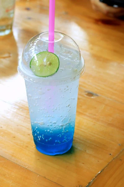 Mélanger la soude d'eau bleue avec le citron — Photo