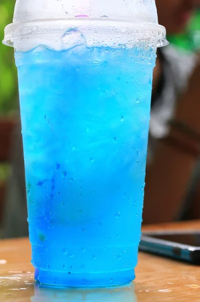 Mezclar soda de agua azul con limón — Foto de Stock