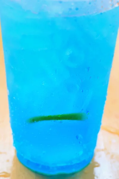 Keverjük össze a kék víz-szénsavas citrom — Stock Fotó