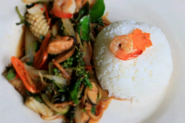 Kemangi goreng nasi udang pedas seafood — Stok Foto