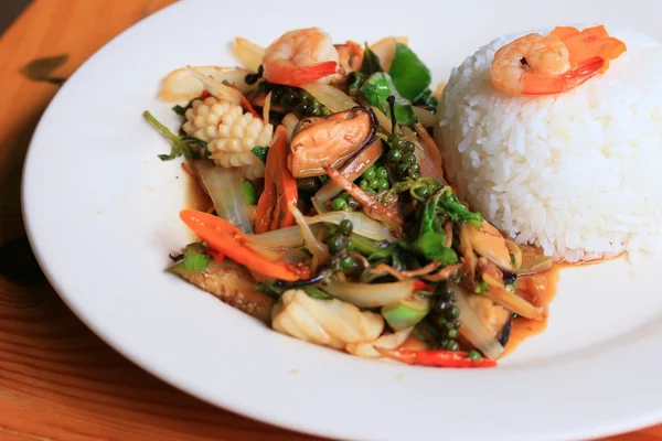 Kemangi goreng nasi udang pedas seafood — Stok Foto