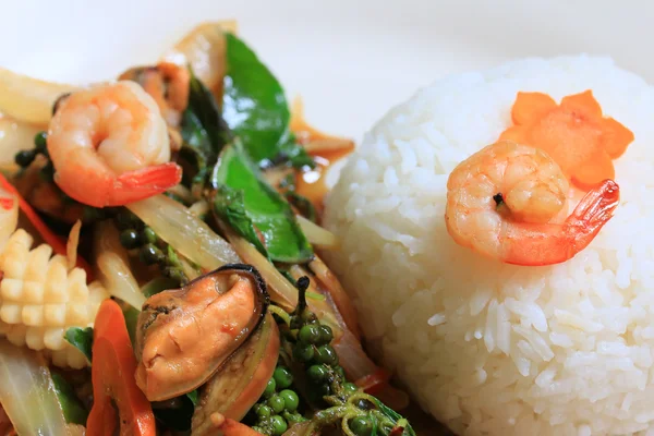Kemangi goreng nasi udang pedas seafood — Stok Foto