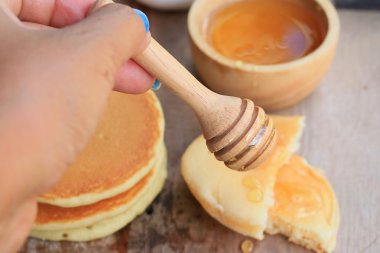 Bal ile lezzetli tatlı krep