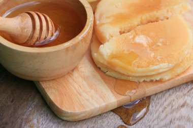 Bal ile lezzetli tatlı krep