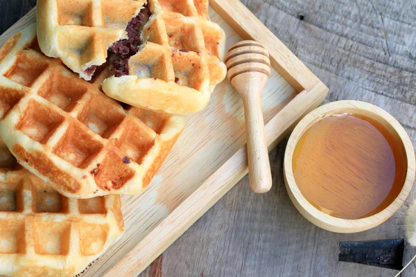 Sabroso waffle dulce con frijol rojo — Foto de Stock