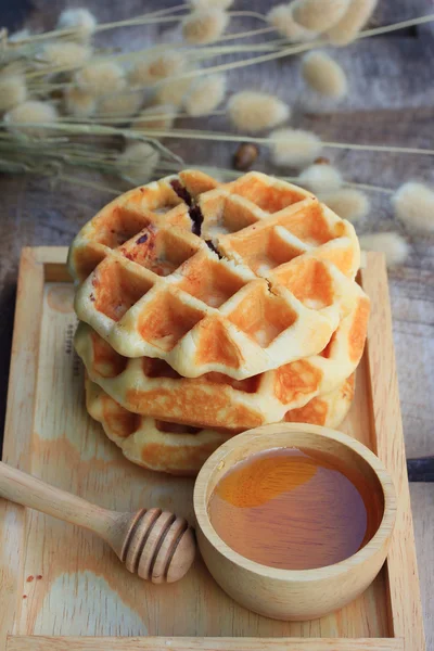 Smakelijke zoete wafel met rode bonen — Stockfoto