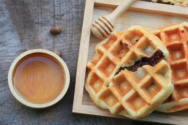 Smakelijke zoete wafel met rode bonen — Stockfoto