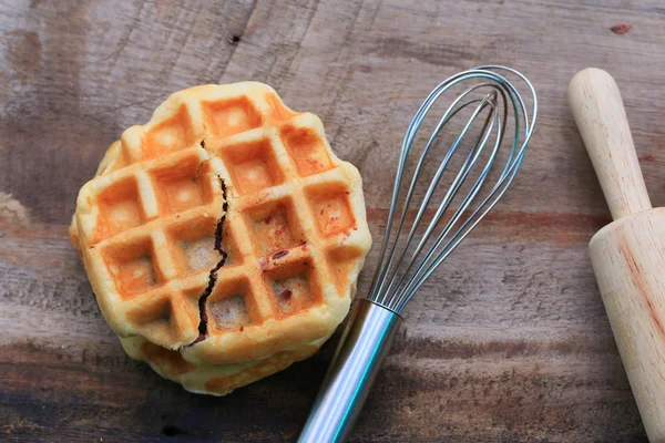 Smakelijke zoete wafel met rode bonen — Stockfoto