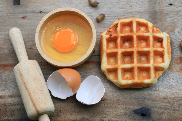 Smakelijke zoete wafel met rode bonen — Stockfoto