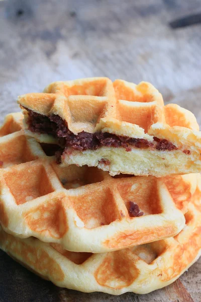 Smakelijke zoete wafel met rode bonen — Stockfoto