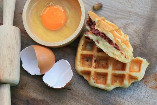 Leckere süße Waffel mit roten Bohnen — Stockfoto