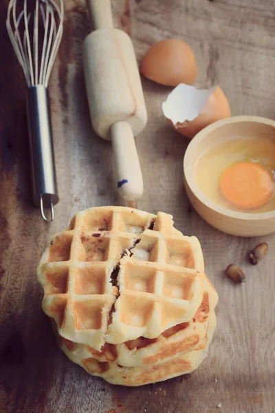 Smakelijke zoete wafel met rode bonen — Stockfoto