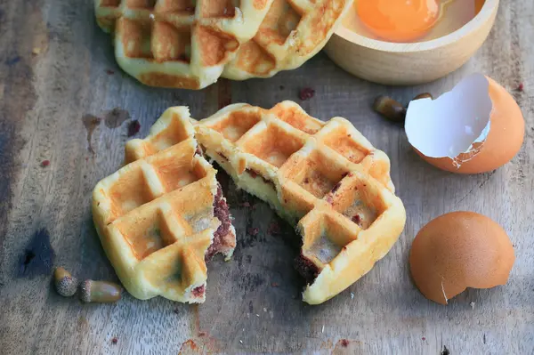 Smakelijke zoete wafel met rode bonen — Stockfoto