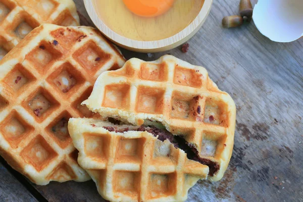 Leckere süße Waffel mit roten Bohnen — Stockfoto