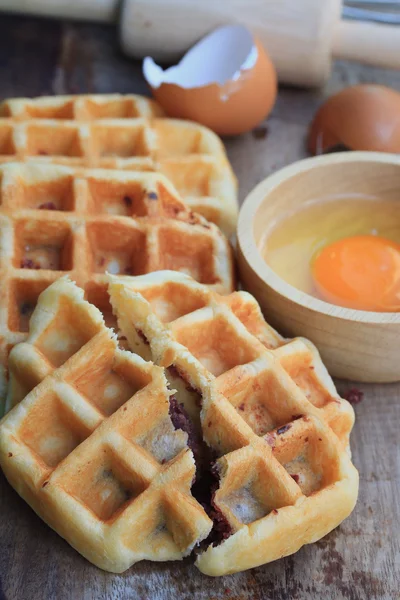 Smakelijke zoete wafel met rode bonen — Stockfoto