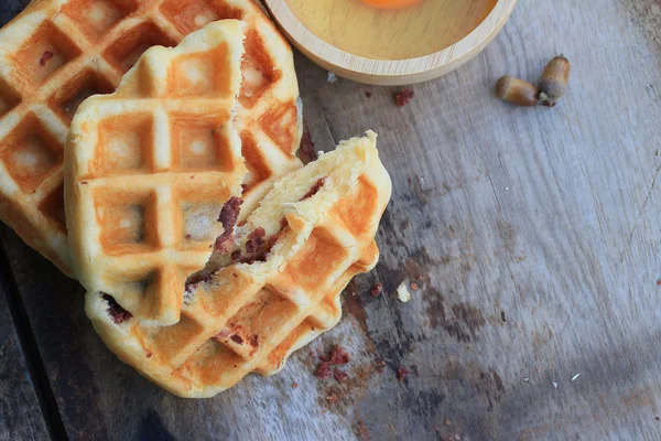 Leckere süße Waffel mit roten Bohnen — Stockfoto