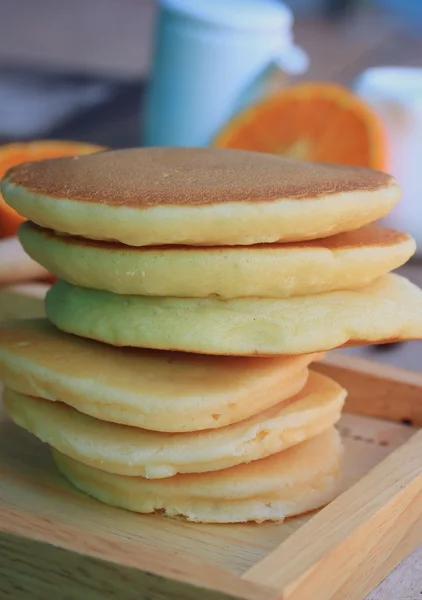 Panqueca doce saborosa com mel — Fotografia de Stock