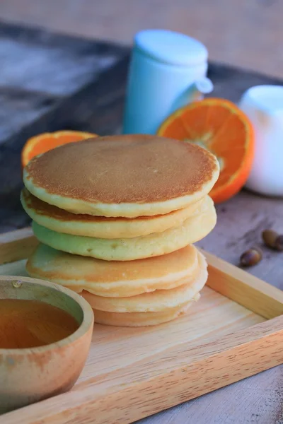 Smakelijke zoete pannenkoek met honing — Stockfoto