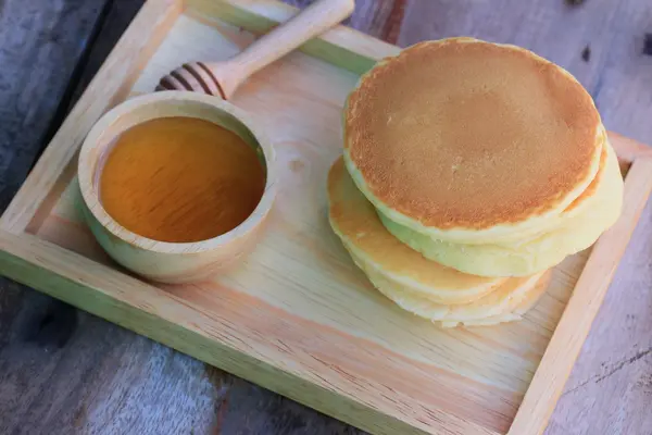 Välsmakande söt pannkaka med honung — Stockfoto