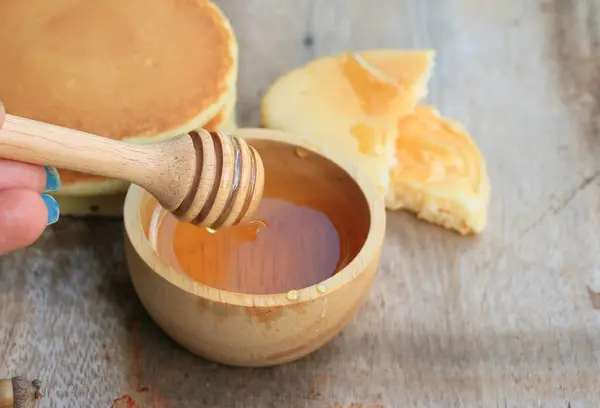 Tortita dulce sabrosa con miel —  Fotos de Stock