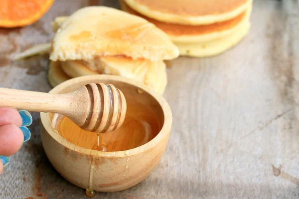 Smakelijke zoete pannenkoek met honing — Stockfoto