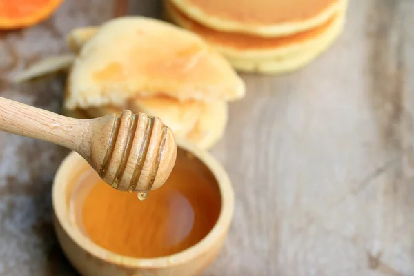 Välsmakande söt pannkaka med honung — Stockfoto