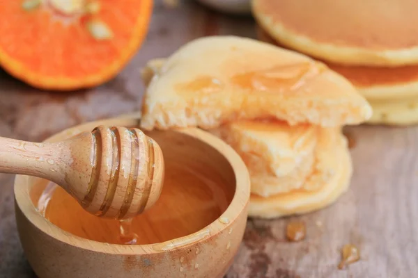 Smakelijke zoete pannenkoek met honing — Stockfoto