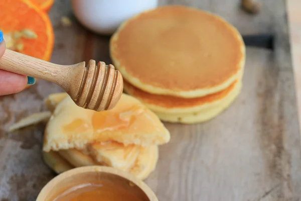 Smakelijke zoete pannenkoek met honing — Stockfoto