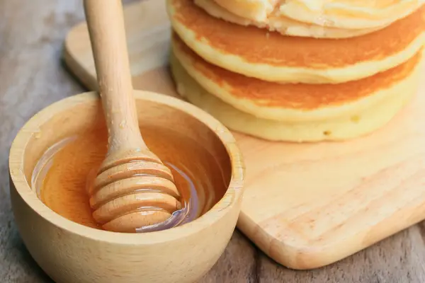 Smakelijke zoete pannenkoek met honing — Stockfoto