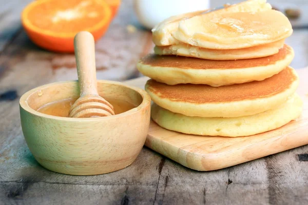 Smakelijke zoete pannenkoek met honing — Stockfoto