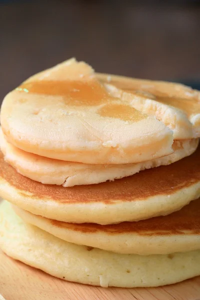 Smakelijke zoete pannenkoek met honing — Stockfoto