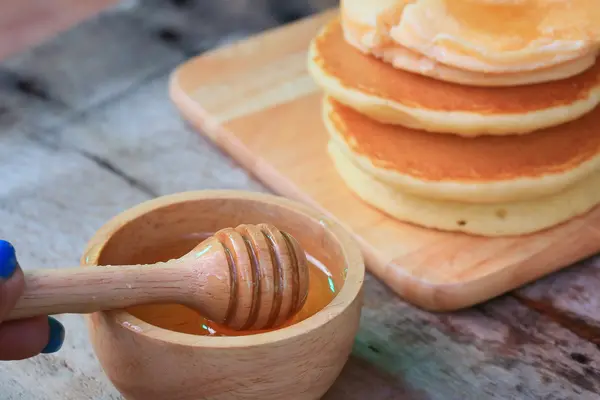 Smakelijke zoete pannenkoek met honing — Stockfoto