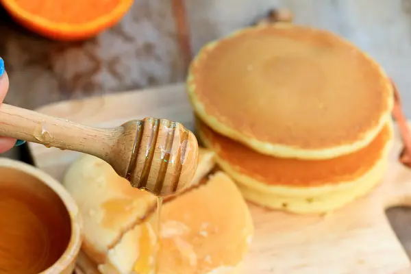 Smakelijke zoete pannenkoek met honing — Stockfoto