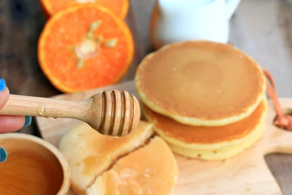 Smakelijke zoete pannenkoek met honing — Stockfoto