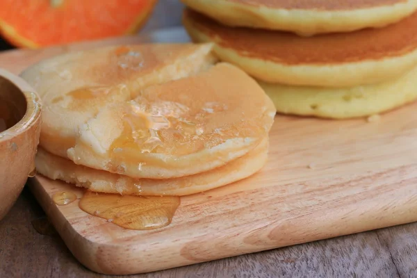 Smakelijke zoete pannenkoek met honing — Stockfoto