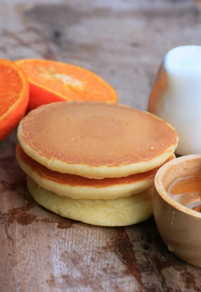 Smakelijke zoete pannenkoek met honing — Stockfoto