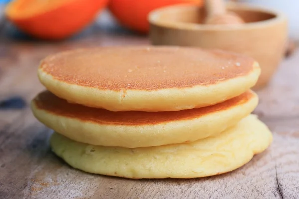 Panqueca doce saborosa com mel — Fotografia de Stock