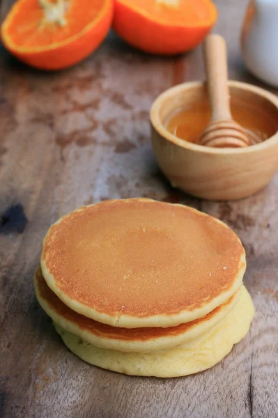 Tasty sweet pancake with honey — Stock Photo, Image