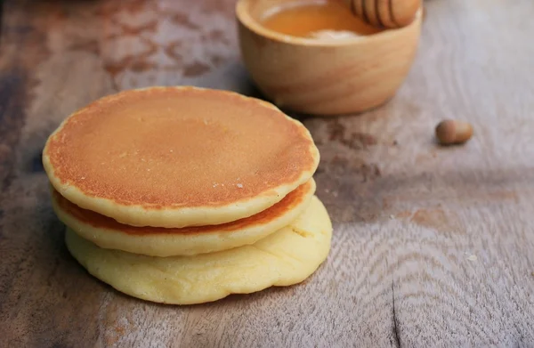 Tasty sweet pancake with honey — Stock Photo, Image