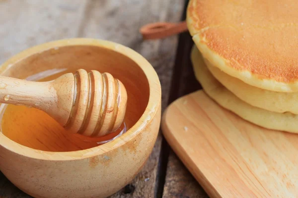 Smakelijke zoete pannenkoek met honing — Stockfoto